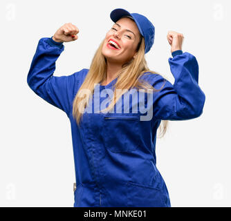 Junge Klempner Frau glücklich und aufgeregt feiert Sieg zum Ausdruck großer Erfolg, Leistung, Energie und positive Emotionen. Feiert neuen Job Freude Stockfoto