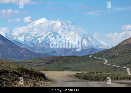 Nach mehreren Stunden auf einem Nationalparks Bus entlang eines schmalen, gewundenen, Schotterstraße; Besucher bestimmt für Edelson Visitor Centre, start Denali zu sehen Stockfoto