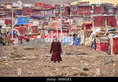 Tibetische Nonne und Slum auf das Kloster Insel Yarchen Gar, Sichuan, China Stockfoto