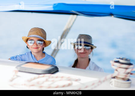 Mutter und ihrer Tochter in grosse Zeit Segeln am Luxus Yacht oder Katamaran Stockfoto