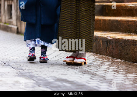 In der Nähe von Mutter und Tochter tragen Kimonos und geta traditionelle japanische Schuhwerk. Stockfoto