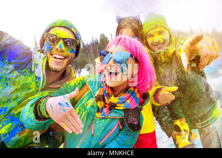 Gerne Freunde im Winter holi Farben Festival Stockfoto