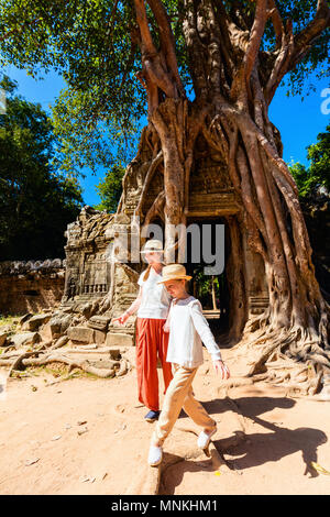 Familie Besuch alten Ta Som Tempel in Angkor archäologische Gebiet in Kambodscha Stockfoto