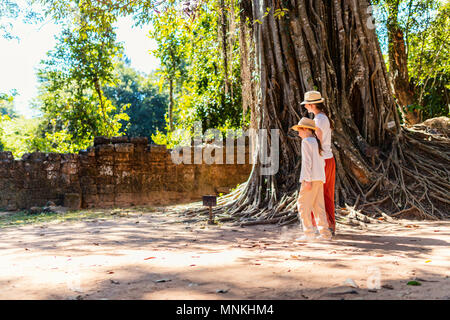 Familie Besuch alten Ta Som Tempel in Angkor archäologische Gebiet in Kambodscha Stockfoto