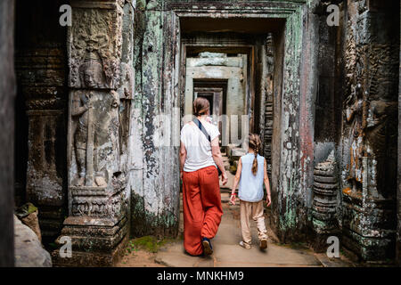 Familie Besuch alten Preah Khan Tempel in Angkor archäologische Gebiet in Kambodscha Stockfoto