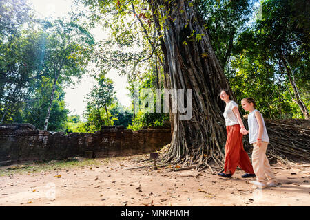 Familie Mutter und Kind besuchen alte Ta Som Tempel in Angkor archäologische Gebiet in Kambodscha Stockfoto