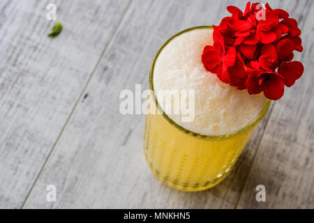 Persische Safran Milchshake mit Basilikum. Traditionelles Getränk. Stockfoto