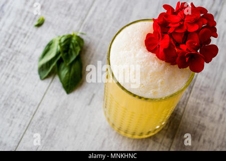 Persische Safran Milchshake mit Basilikum. Traditionelles Getränk. Stockfoto