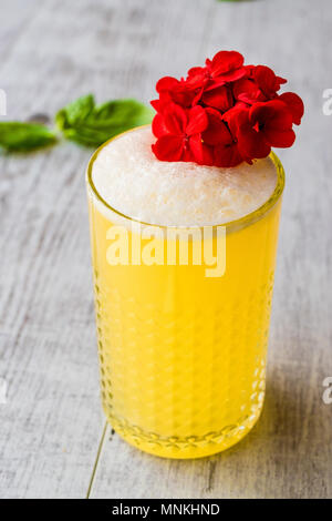 Persische Safran Milchshake mit Basilikum. Traditionelles Getränk. Stockfoto