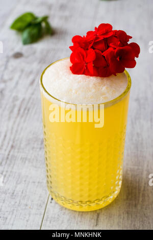 Persische Safran Milchshake mit Basilikum. Traditionelles Getränk. Stockfoto