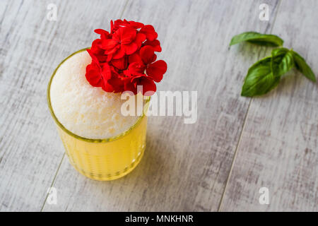 Persische Safran Milchshake mit Basilikum. Traditionelles Getränk. Stockfoto