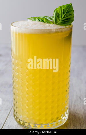 Persische Safran Milchshake mit Basilikum. Traditionelles Getränk. Stockfoto