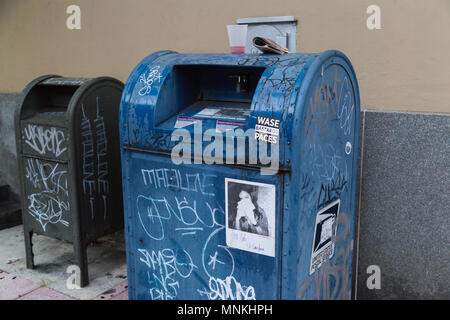 Ein vandalized US Postal Service mail Box in den Bürgersteig, San Juan, Puerto Rico. Stockfoto