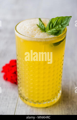 Persische Safran Milchshake mit Basilikum. Traditionelles Getränk. Stockfoto