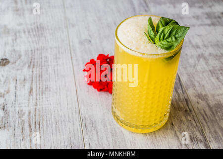 Persische Safran Milchshake mit Basilikum. Traditionelles Getränk. Stockfoto