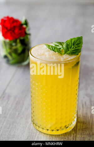 Persische Safran Milchshake mit Basilikum. Traditionelles Getränk. Stockfoto