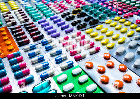 Bunte Tabletten und Kapseln Pille in Blisterverpackung mit schönen Muster angeordnet. Pharmazeutische Industrie Konzept. Apotheke Apotheke. Defec Stockfoto