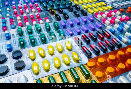 Bunte Tabletten und Kapseln Pille in Blisterverpackung mit schönen Muster angeordnet. Pharmazeutische Industrie Konzept. Apotheke Apotheke. Defec Stockfoto