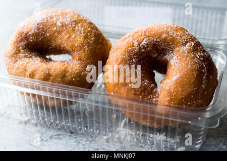 Gezuckerte Donuts in Kunststoffbox. FastFood. Stockfoto