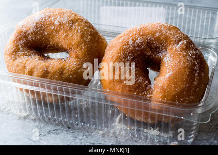 Gezuckerte Donuts in Kunststoffbox. FastFood. Stockfoto