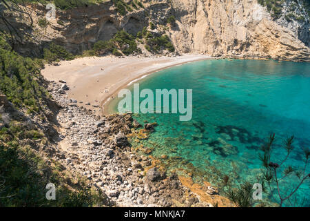 Strand und Bucht der Platja des Coll Baix, Alcudia, Halbinsel Victoria, Mallorca, Balearen, Spanien | Platja de Coll Baix Strand und Bucht, Alcudia, Vi Stockfoto