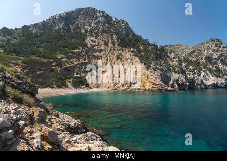 Strand und Bucht der Platja des Coll Baix, Alcudia, Halbinsel Victoria, Mallorca, Balearen, Spanien | Platja de Coll Baix Strand und Bucht, Alcudia, Vi Stockfoto