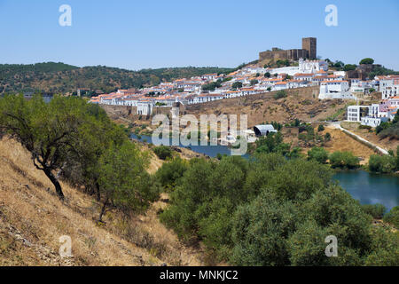 Mertola mit der alten mittelalterlichen Burg auf dem Hügel als von der gegenüberliegenden Seite des Guadiana Fluss gesehen. Baixo Alentejo. Portugal Stockfoto