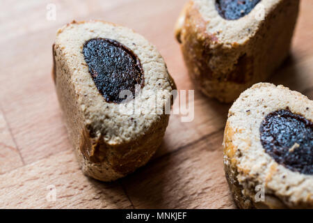 Mardin coregi/kulice mit Datum Obst einfügen und Mandel. Traditionelle Bäckerei. Stockfoto