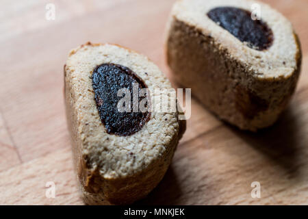 Mardin coregi/kulice mit Datum Obst einfügen und Mandel. Traditionelle Bäckerei. Stockfoto