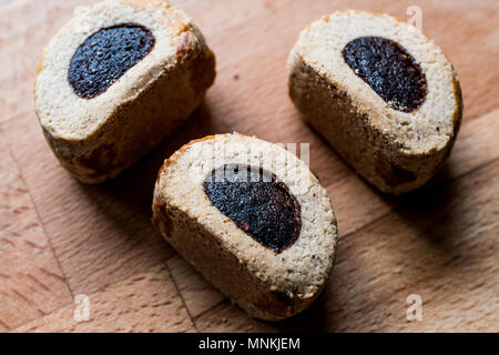 Mardin coregi/kulice mit Datum Obst einfügen und Mandel. Traditionelle Bäckerei. Stockfoto