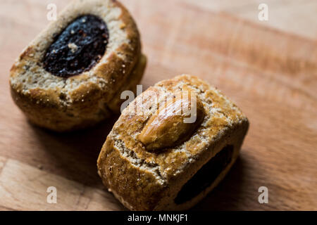 Mardin coregi/kulice mit Datum Obst einfügen und Mandel. Traditionelle Bäckerei. Stockfoto