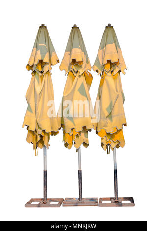 Vintage yellow umbrella Outdoor auf weißem Hintergrund. Freistellungspfaden. Platz kopieren. Stockfoto