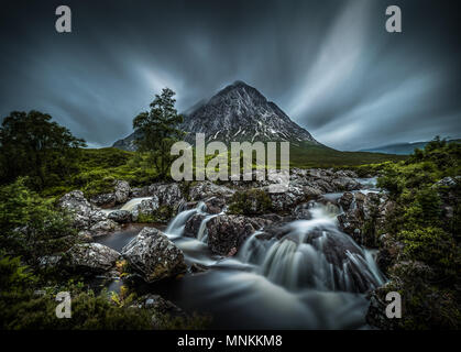 Buachaille Etive Mòr. bedeutet "der große Hirte der Etive' ist ein Berg an der Spitze von Glen Etive in den Highlands von Schottland. Die pyramidale Form, Stockfoto