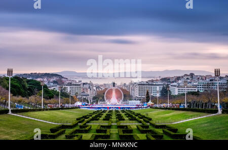 Panoramablick auf die wunderschöne Stadt Lissabon vom Miradouro do Parque Eduardo VII hinunter in Richtung Avenida da Liberdade, der historischen Stadt Stockfoto