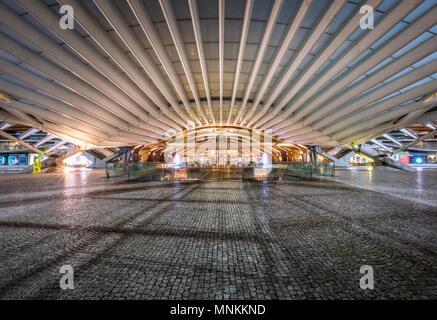 Der Eingang zu den futuristischen Oriente Bahnhof in Lissabon. Stockfoto