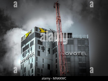 Ich mochte die Architektur dieses neue Hotel in Canary Wharf, sehr modern und bunt - Schuß von der Heron Quays DLR-Bahnhof. Stockfoto