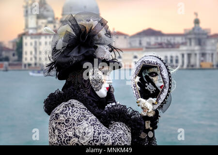 Spiegel Spiegel an der Wand, Wer ist die Schönste im ganzen Land? Stockfoto