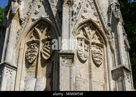 Details der Schnitzereien auf die Königin Eleanor Kreuz, Northampton, UK; dieses 13. Jahrhundert Denkmal, erbaut von Edward I, für seine Frau, ist jetzt in den Armen Reparatur Stockfoto