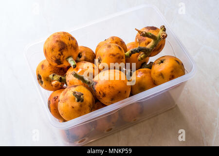 Mispel Pflaume Obst/Eirobotrya Japonica bereit zu essen. Ökologische Lebensmittel. Stockfoto