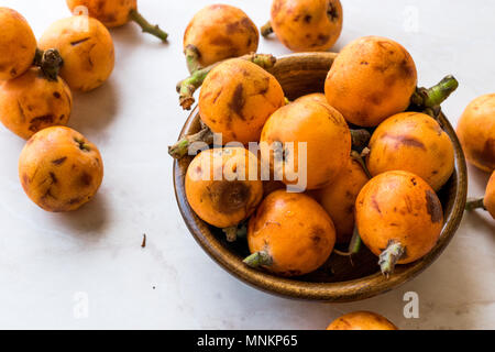 Mispel Pflaume Obst/Eirobotrya Japonica bereit zu essen. Ökologische Lebensmittel. Stockfoto