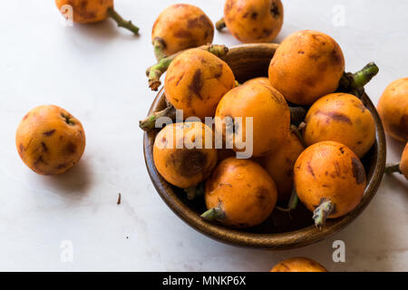 Mispel Pflaume Obst/Eirobotrya Japonica bereit zu essen. Ökologische Lebensmittel. Stockfoto