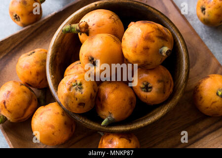 Mispel Pflaume Obst/Eirobotrya Japonica bereit zu essen. Ökologische Lebensmittel. Stockfoto