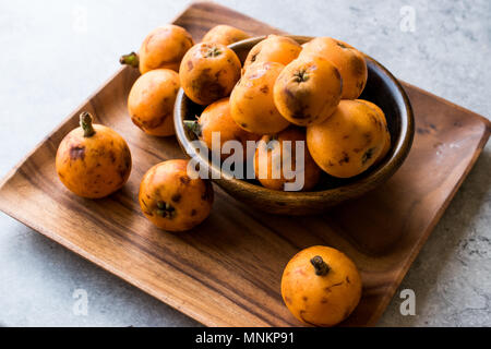 Mispel Pflaume Obst/Eirobotrya Japonica bereit zu essen. Ökologische Lebensmittel. Stockfoto