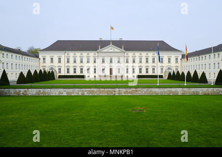 Berlin, Deutschland - 14 April 2018: Weite Aussicht auf Schloss Bellevue im Tiergarten (Berlin) - die offizielle Residenz des Präsidenten von Deutschland mit bedeckt s Stockfoto