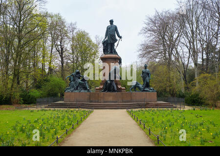 Berlin, Deutschland - 14 April 2018: Memorial Statue an Prinz Otto von Bismarck mit Blumen und Grünes Gras im Vordergrund und Bäume auf. Stockfoto
