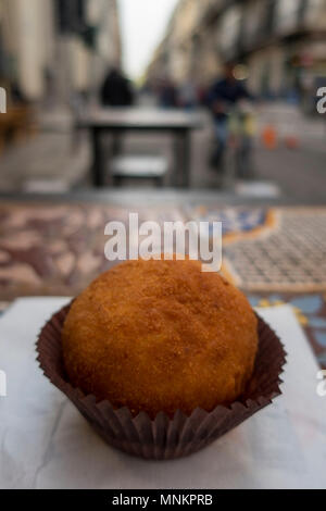 Italienische arancine Outdoor auf der Straße Stockfoto