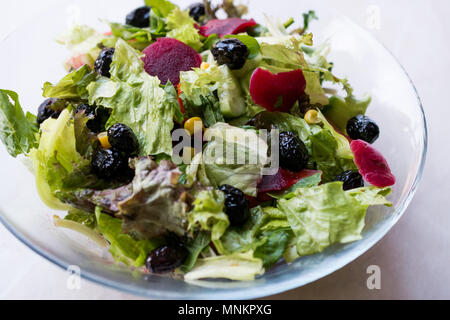 Rüben Salat mit Salat, Oliven und Mais in Glasschale. Ökologische Lebensmittel. Stockfoto
