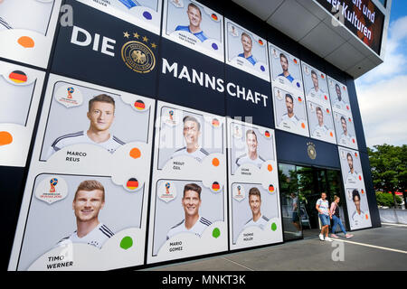 Porträts der Spieler von Bundestrainer Joachim Loew (Löw) der vorläufigen Kader der Deutschen Nationalmannschaft für die WM 2018 in Russland nominiert auf der Vorderseite des Deutschen Fußball-Museums in Dortmund, Deutschland am 18.5.2018 Stockfoto