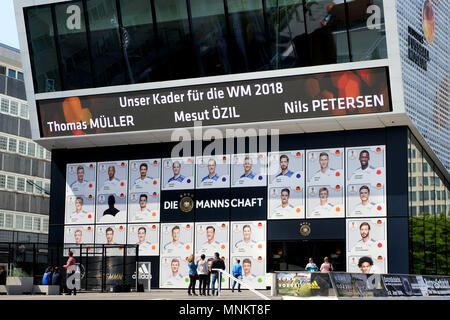 Porträts der Spieler von Bundestrainer Joachim Loew (Löw) der vorläufigen Kader der Deutschen Nationalmannschaft für die WM 2018 in Russland nominiert auf der Vorderseite des Deutschen Fußball-Museums in Dortmund, Deutschland am 18.5.2018 Stockfoto