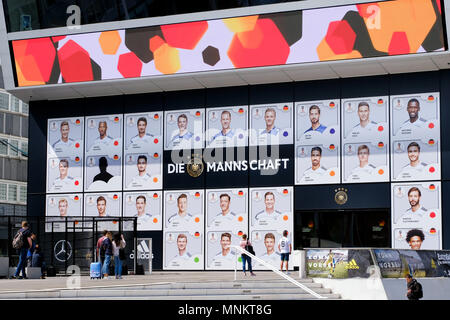 Porträts der Spieler von Bundestrainer Joachim Loew (Löw) der vorläufigen Kader der Deutschen Nationalmannschaft für die WM 2018 in Russland nominiert auf der Vorderseite des Deutschen Fußball-Museums in Dortmund, Deutschland am 18.5.2018 Stockfoto